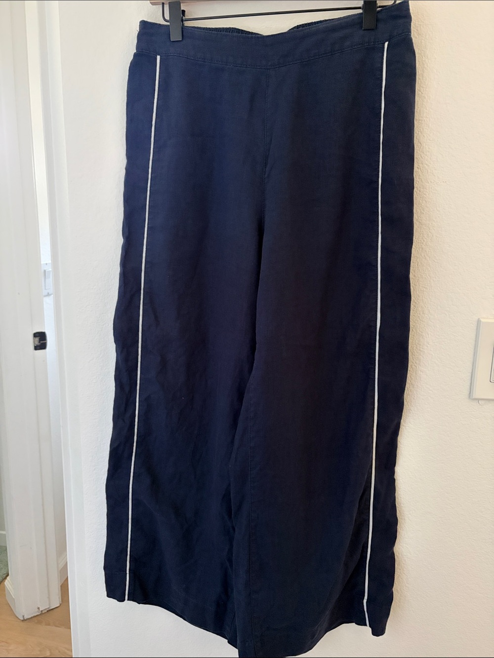 Tahari Navy Wide-Leg Linen Pants with White Piping Trim